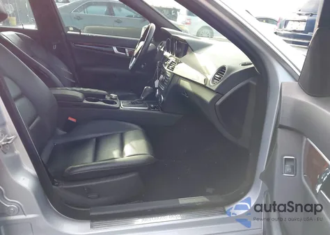 2012 Mercedes-Benz C 300 Sport 4Matic z USA, uszkodzony, nr VIN WDDGF8BB5CR206477